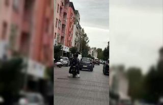 Trafiği tehlikeye atan motor sürücüsü ve yolcusuna...