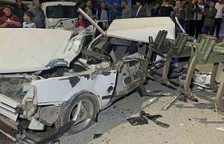 Traktör pulluğu çarptığı otomobili adeta parçaladı:...