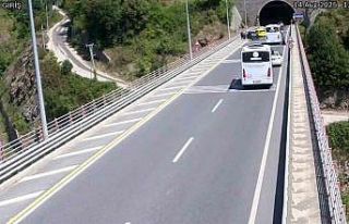 Tünel çıkışında geri manevra yapan halk otobüsü...
