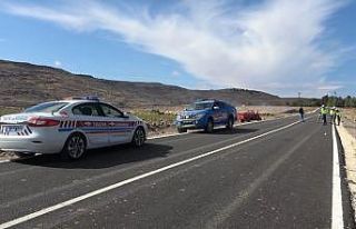 Üç tekerlekli elektrikli motosiklet devrildi: Karı...