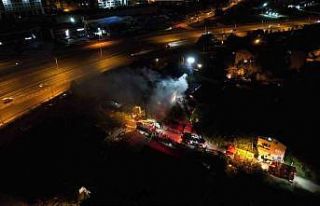 Ümraniye’de korkutan çatı yangını