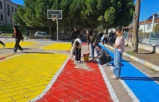 Üniversiteli gençlerden İlkokula çocuklar için...