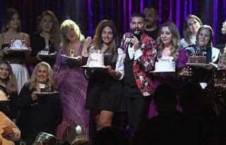 Ünlü sanatçı, sahnede 36 kişinin doğum gününü...