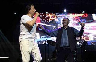 Ünlü şarkıcı Çelik, Amasya konserinde mahalle...