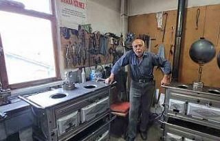 Unutulmaya yüz tutan meslek ustası. Yaptığı sobalarla...