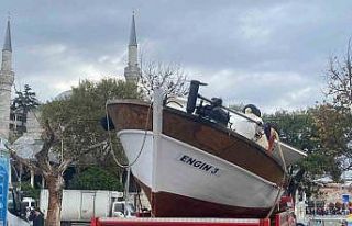 Üsküdar’da yolcu motoru balıkçı teknesine çarptı