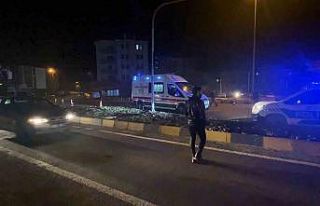 Uygulama yapan polise, araç çarptı