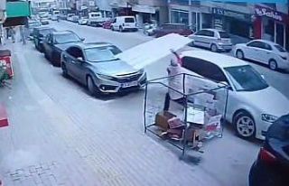 Üzerine uçan çatıya böyle feyk attı