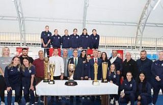 Vali Akbıyık’tan Yalıkavakspor’a moral ziyareti