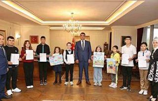 Vali Aslan, yarışmada dereceye giren çocukları...