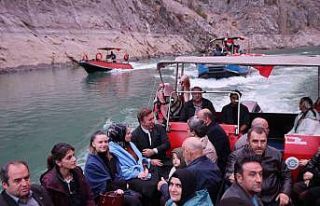 Vali Aydoğdu Kemaliye’de esnafı ziyaret etti,...