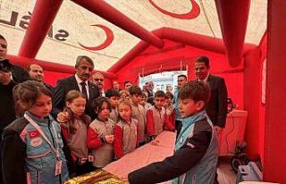 Vali öğrencilerle geleneksel oyunlar oynadı