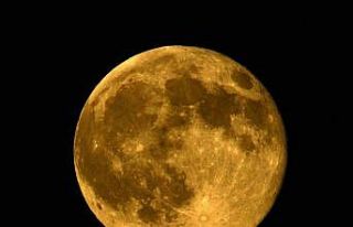 Van Gölü üzerinde dolunay görsel şölen sundu