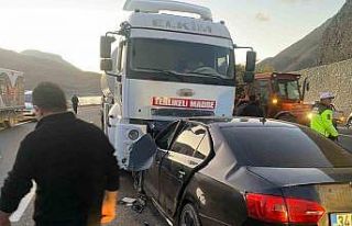 Van-Hakkari karayolunda otomobil tankerle çarpıştı:...