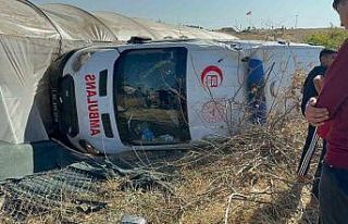 Yaralıları taşıyan ambulans ile otomobil çarpıştı:...