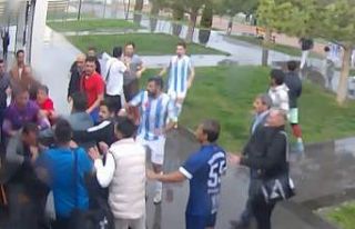 Yenildikleri takımın futbolcuları tarafından darbedildiler