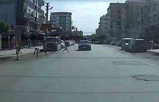 Yola fırlayan çocuğa çarpmamak isterken karşı...