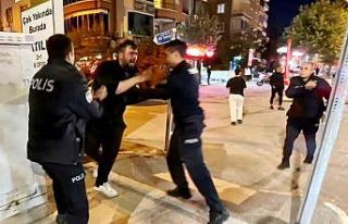 Yoldan geçen araçlara zarar verdi, polise direndi,...