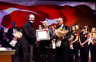 Yücel Arzen, öğrencilerle birlikte sahne aldı