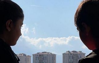 Yüksekova’da karlı dağlar ve bulutlar birleşti