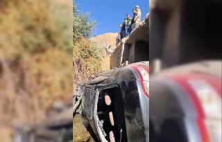 Yüksekova’da kontrolden çıkan otomobil dereye...