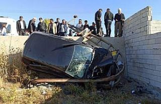 Yüksekova’da kontrolden çıkan otomobil şarampole...