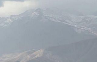 Yüksekova’ya mevsimin ilk karı düştü