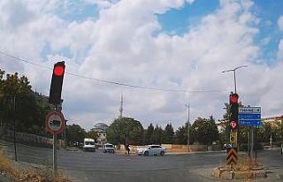 Yürekleri ağza getiren kaza kamerada: Yara almadan...