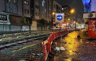 Zeytinburnu’nda tramvay yoluna giren araç, raylarda...