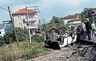 Zonguldak’ta İl Özel İdare aracı bahçeye uçtu;...