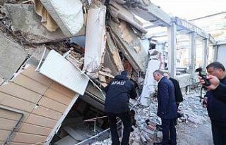 300 metre yarıçapındaki tüm binalarda ve zeminde...