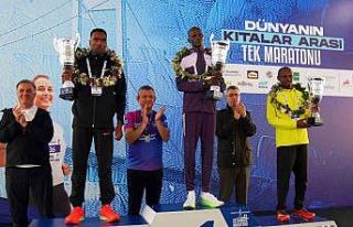 47. İstanbul Maratonu’nda kazananlar ödüllerini...