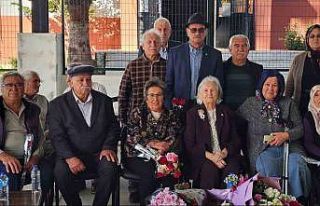 62 yıl sonra ilk öğretmenleri ile buluşup gününü...