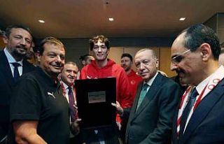 A Milli Erkek Basketbol Takımı, ikincilik madalyasını...