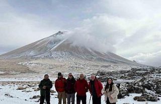 Ağrı Dağı’nda kar yağışına rağmen 27 dağcı...