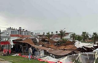 Akdeniz’de hortum kıyı şeridini vurdu: İş yerleri...
