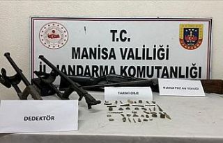 Akhisar’da tarihi eser ve ruhsatsız silah ele geçirildi