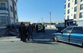 Aksaray’da hafif ticari araç ile otomobil çarpıştı:...