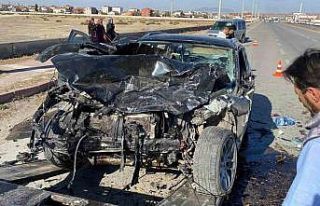 Aksaray’da otomobiller kafa kafaya çarpıştı:...