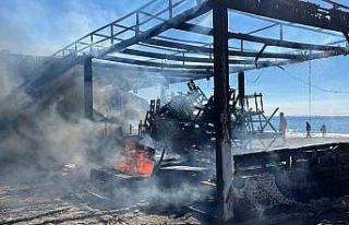 Alanya’da plaj büfesi alev alev yandı