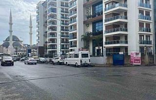 Alanya’da sokakta kadına saldırıda bulunan şahıs...