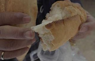 Aldığı ekmeğin içinden çıkan poşet parçası...