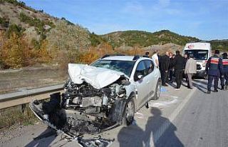 Amasya’da otomobil ile kamyon çarpıştı: 3 yaralı