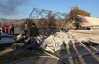 Amasya’da plastik malzeme dolu depo yandı, yükselen...