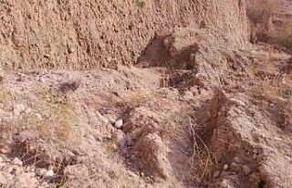 Ankara’da toprak kayması meydana gelen yol trafiğe...