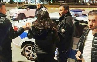 Anne ve baba, avukat kızlarını taksi durağına...