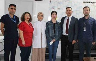 Annesinin böbreğiyle hayata tutundu