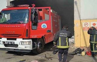 Antalya’da geri dönüşüm fabrikasındaki yangın...