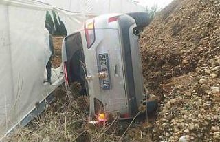 Antalya’da kontrolden çıkan otomobil devrildi:...