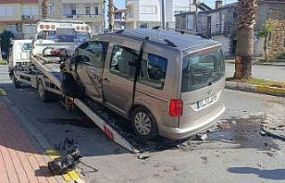 Antalya’da palmiye ağacına çarpan aracın sürücüsü...